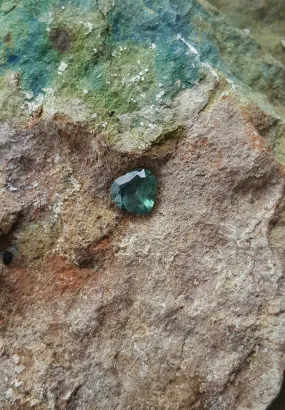 3.0ct INCREDIBLE GREEN BLUE HEART SHAPPED MONTANA SAPPHIRE