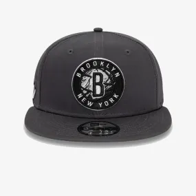 BROOKLYN NETS NBA SEASONAL INFILL GREY 9FIFTY SNAPBACK CAP 'GREY'