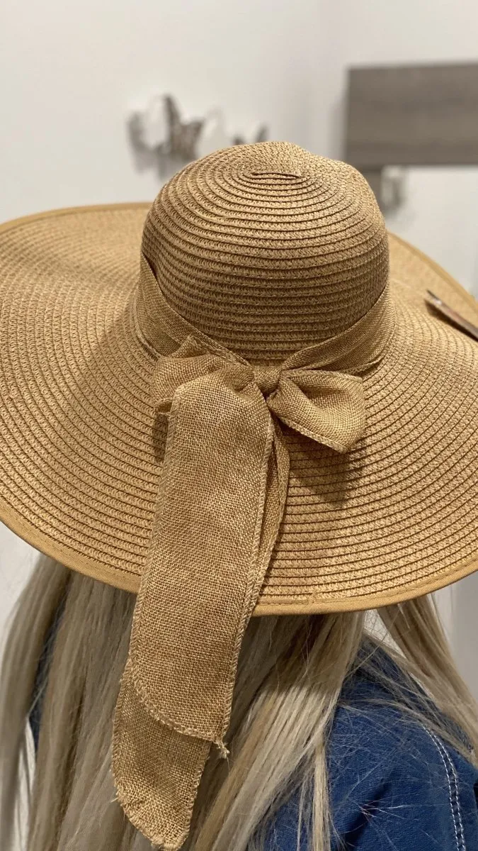 Cappello intrecciato con fiocco