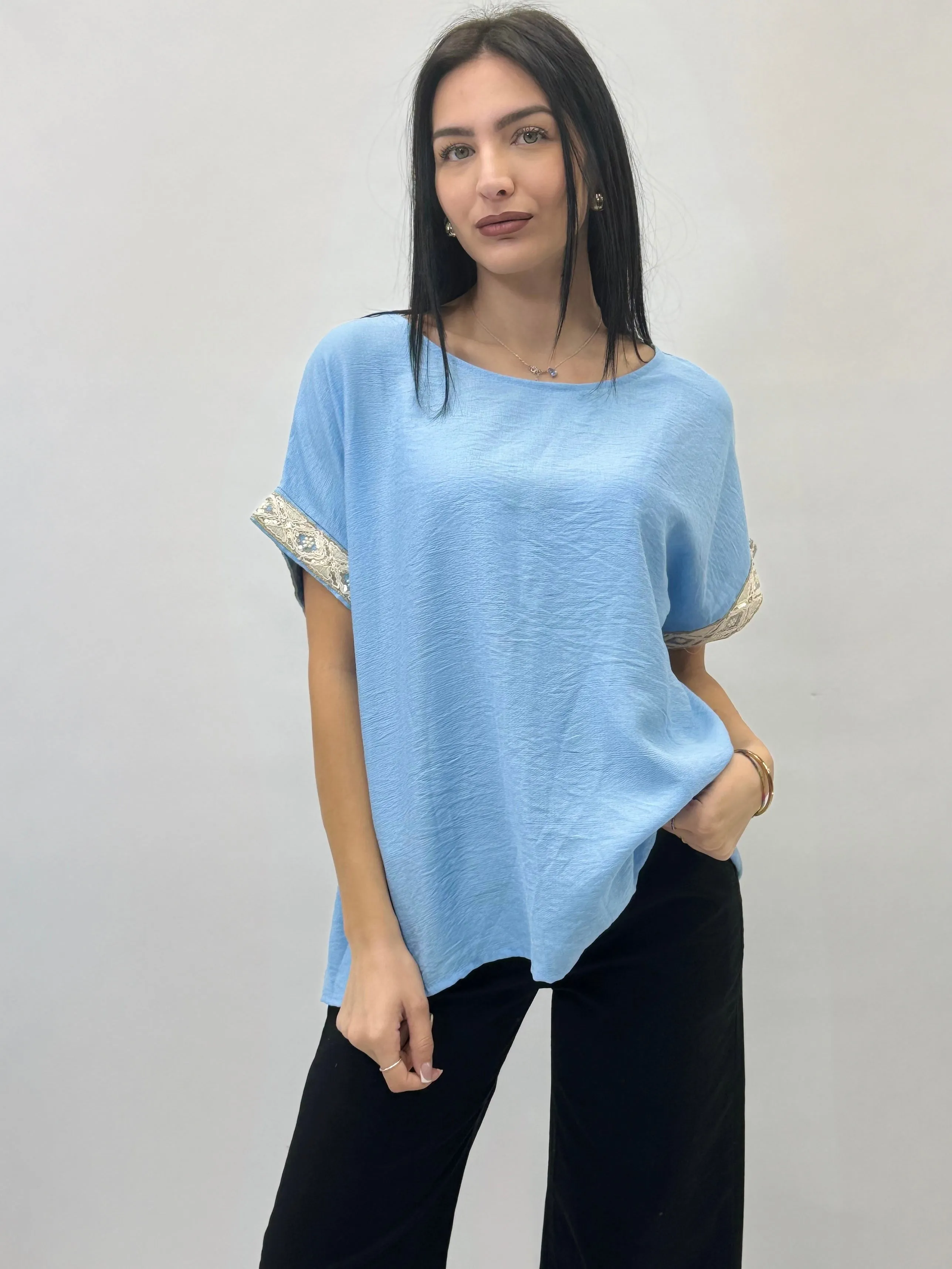 Maglia con mezze maniche con ricami