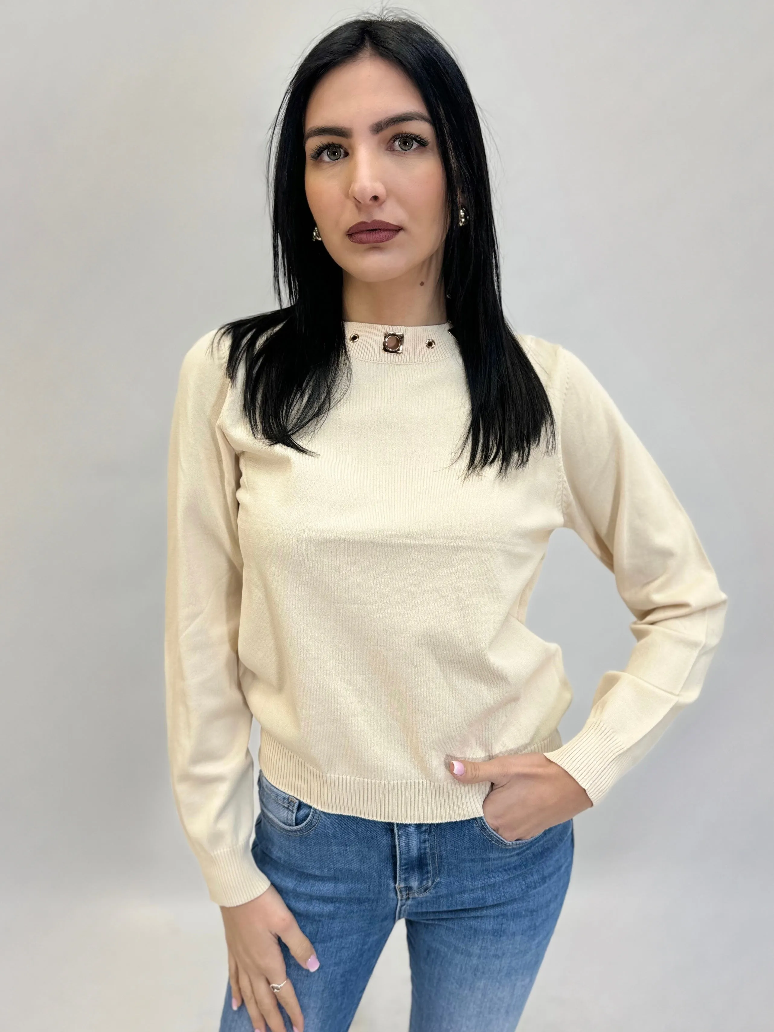 Maglia maniche lunghe con dettagli sul collo